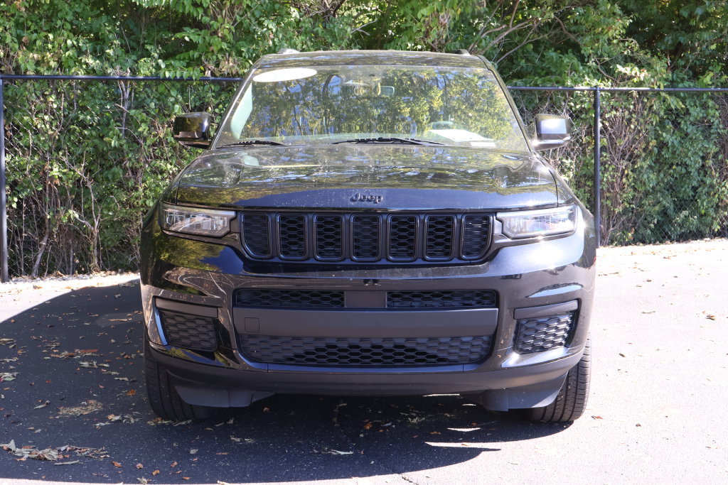 Used 2023 Jeep Grand Cherokee L Laredo AWD/4WD image 2