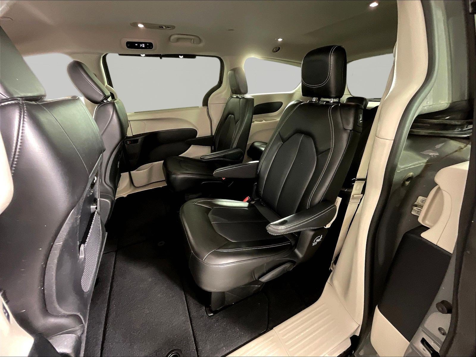 Used 2023 Chrysler Pacifica Touring-L FWD image 22