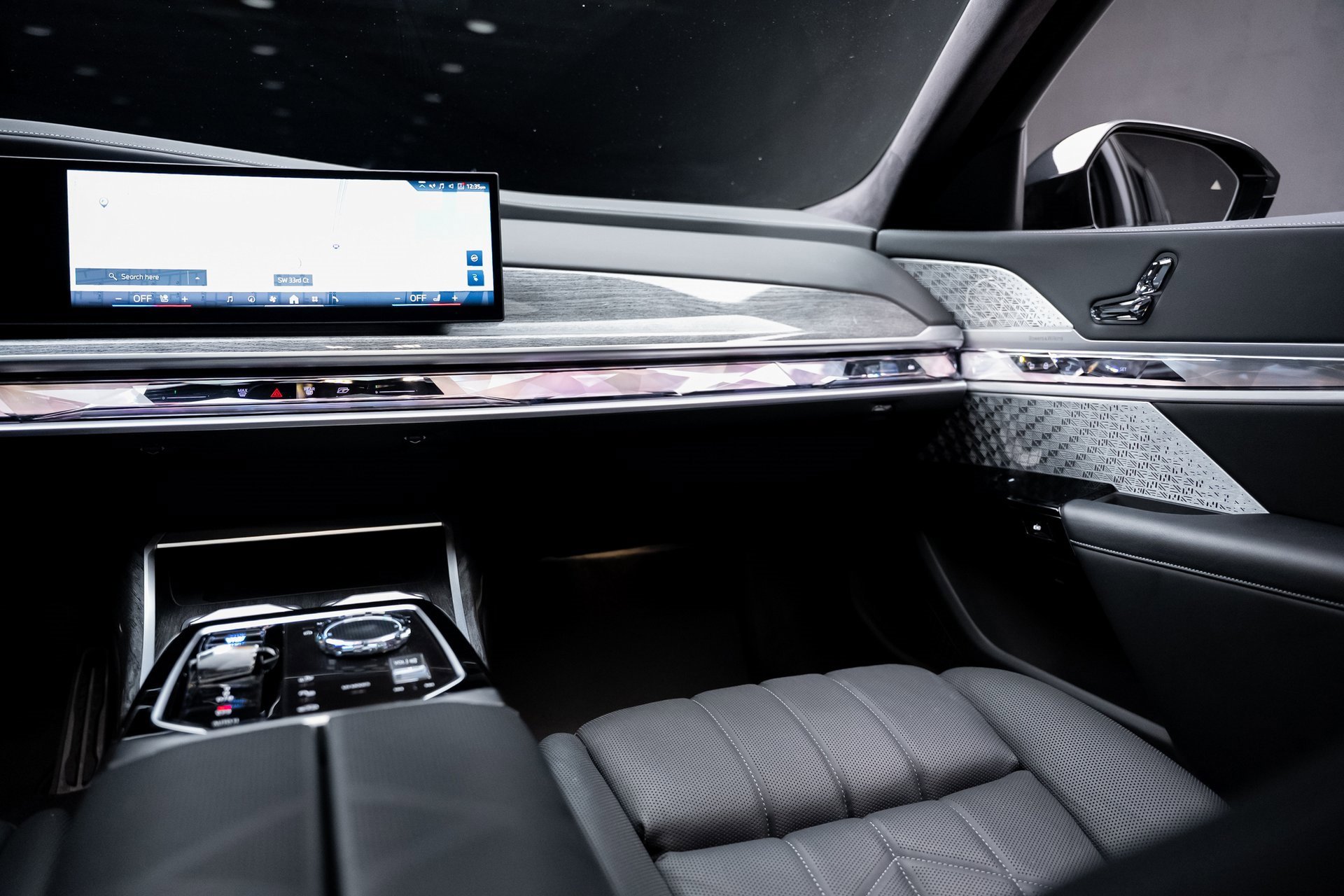 Used 2023 BMW i7 xDrive60 w/ Executive Package 2 image 40