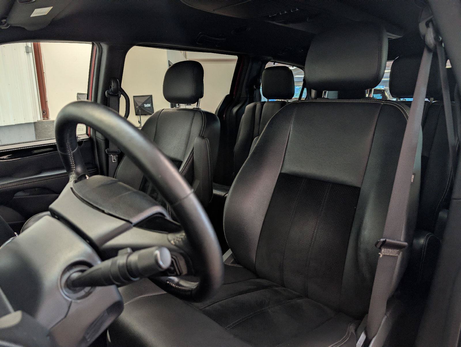 Used 2016 Dodge Grand Caravan SXT FWD image 2