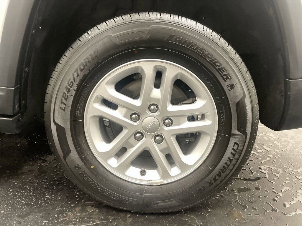 Used 2023 Jeep Grand Cherokee Laredo image 26