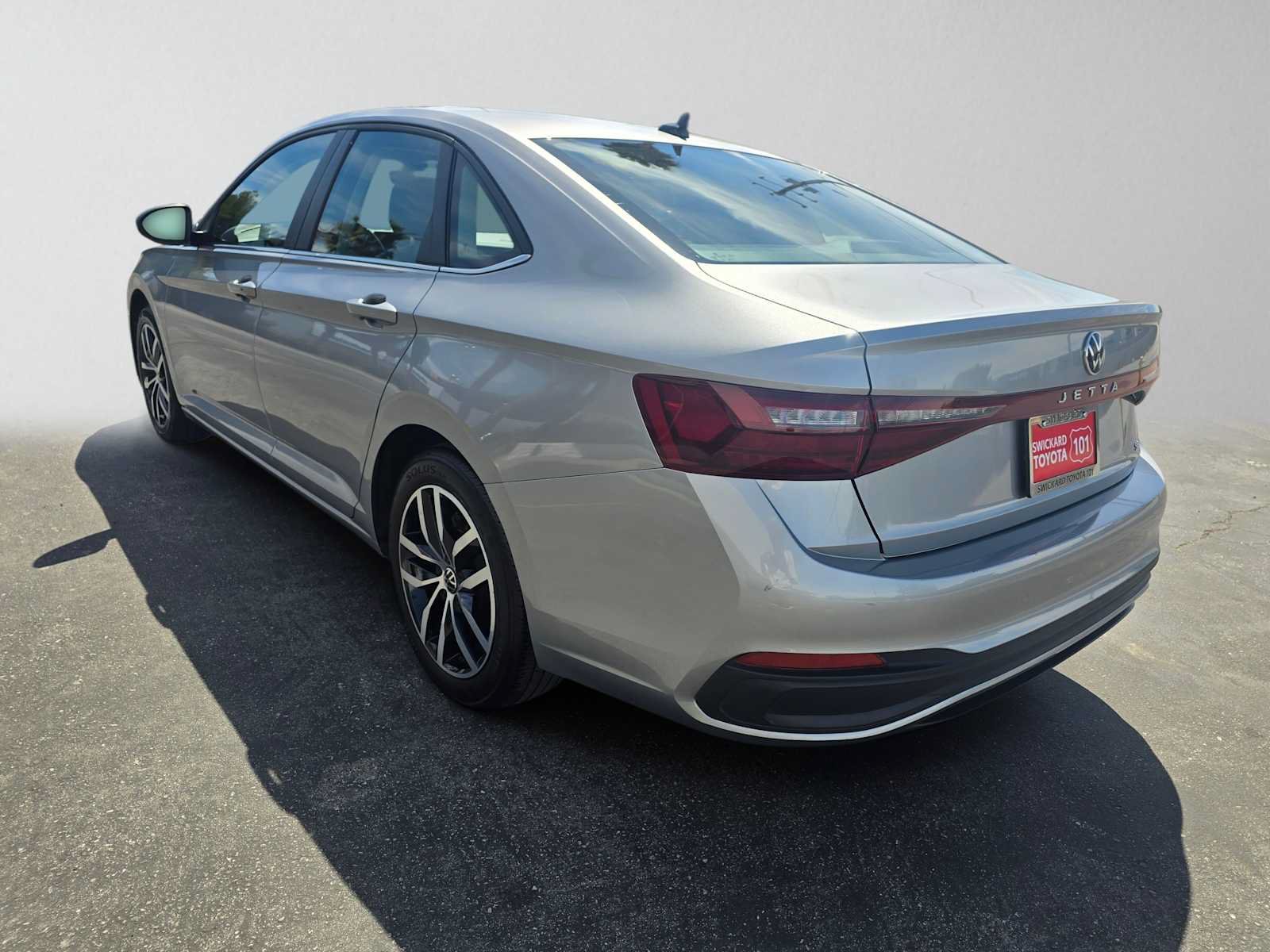 Used 2025 Volkswagen Jetta SE FWD image 5