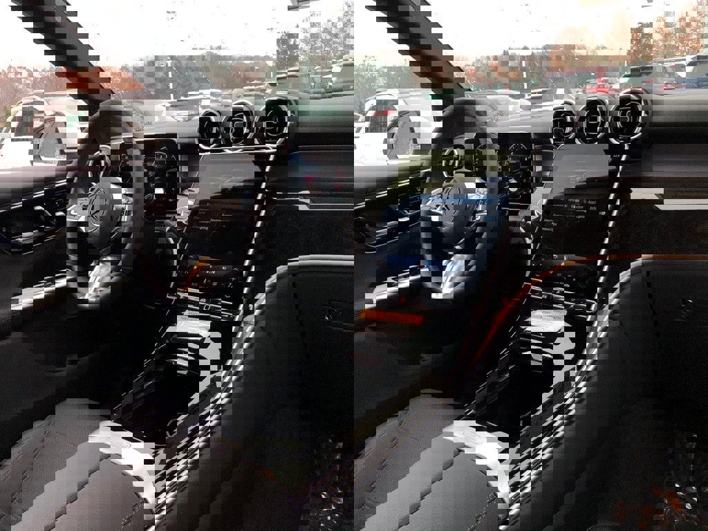 New 2025 Mercedes-Benz GLC 300 4MATIC image 17