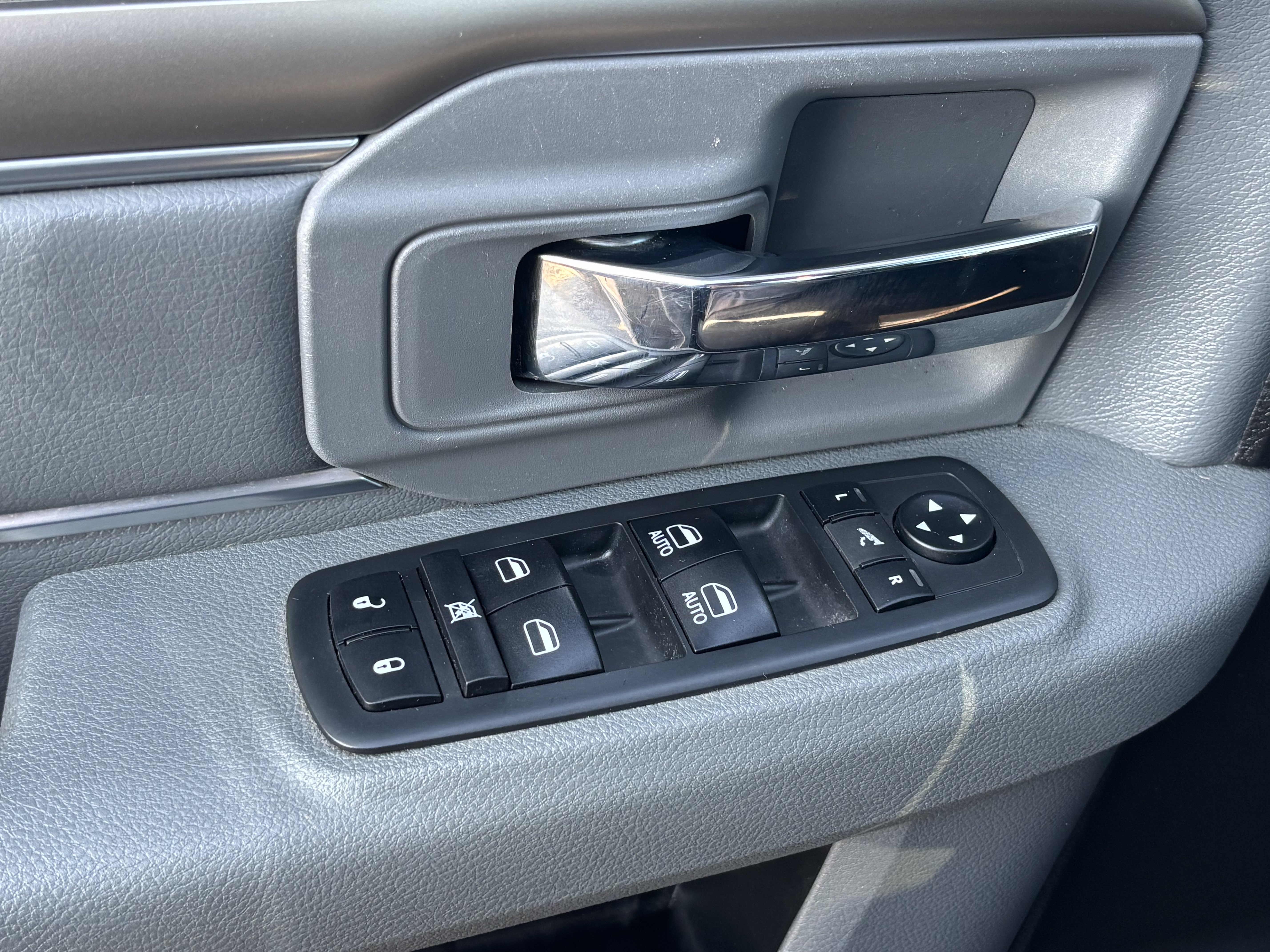 Used 2019 RAM 1500 Classic SLT w/ Luxury Group AWD/4WD image 25