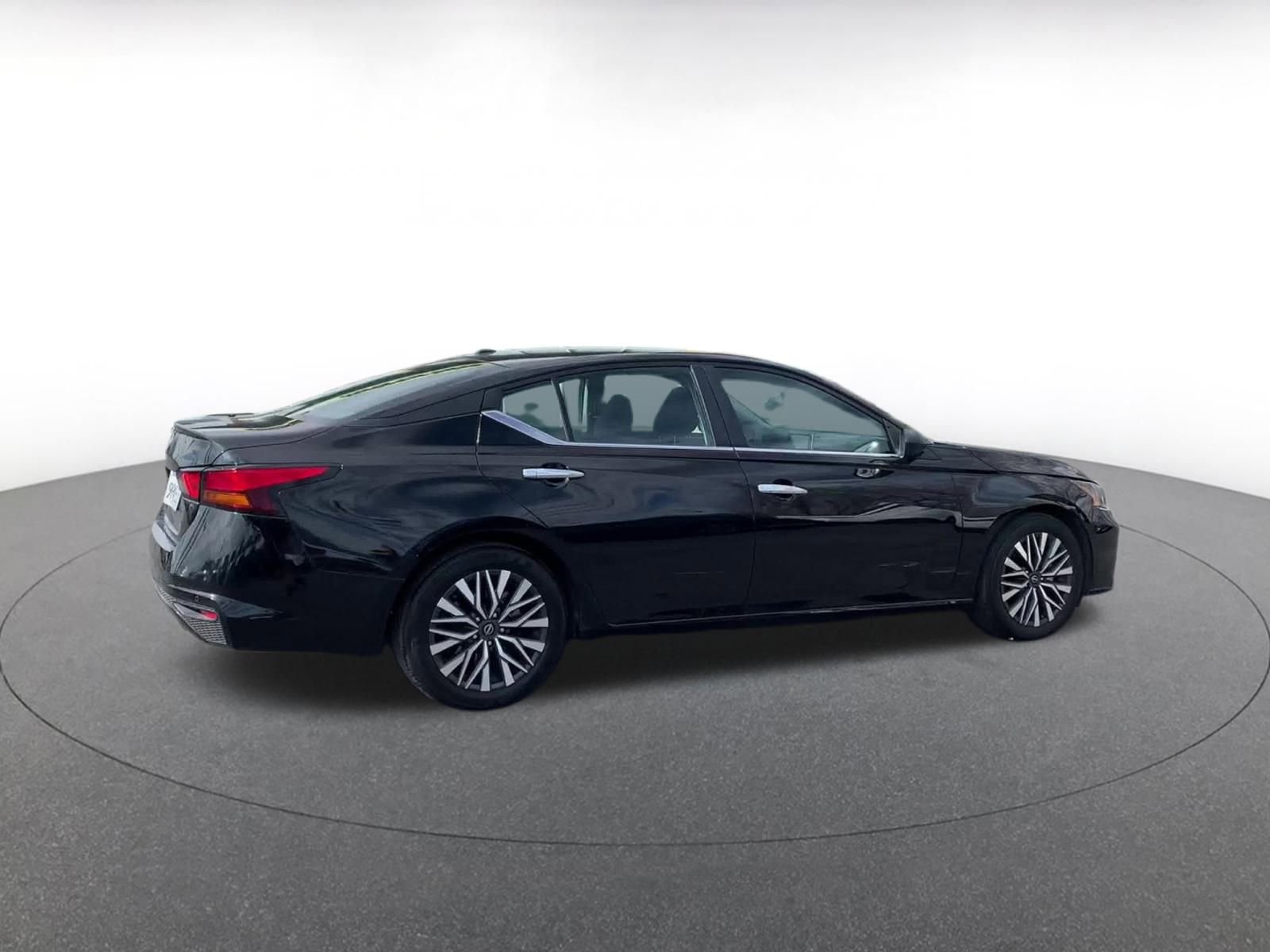 Used 2025 Nissan Altima 2.5 SV image 15