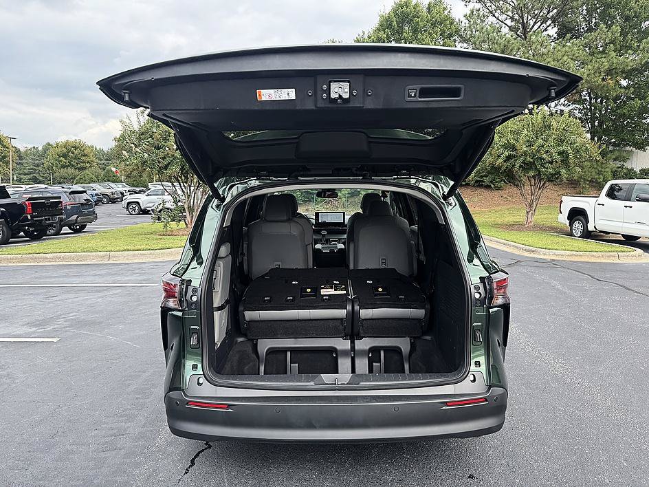Certified 2026 Toyota Sienna XLE FWD image 17