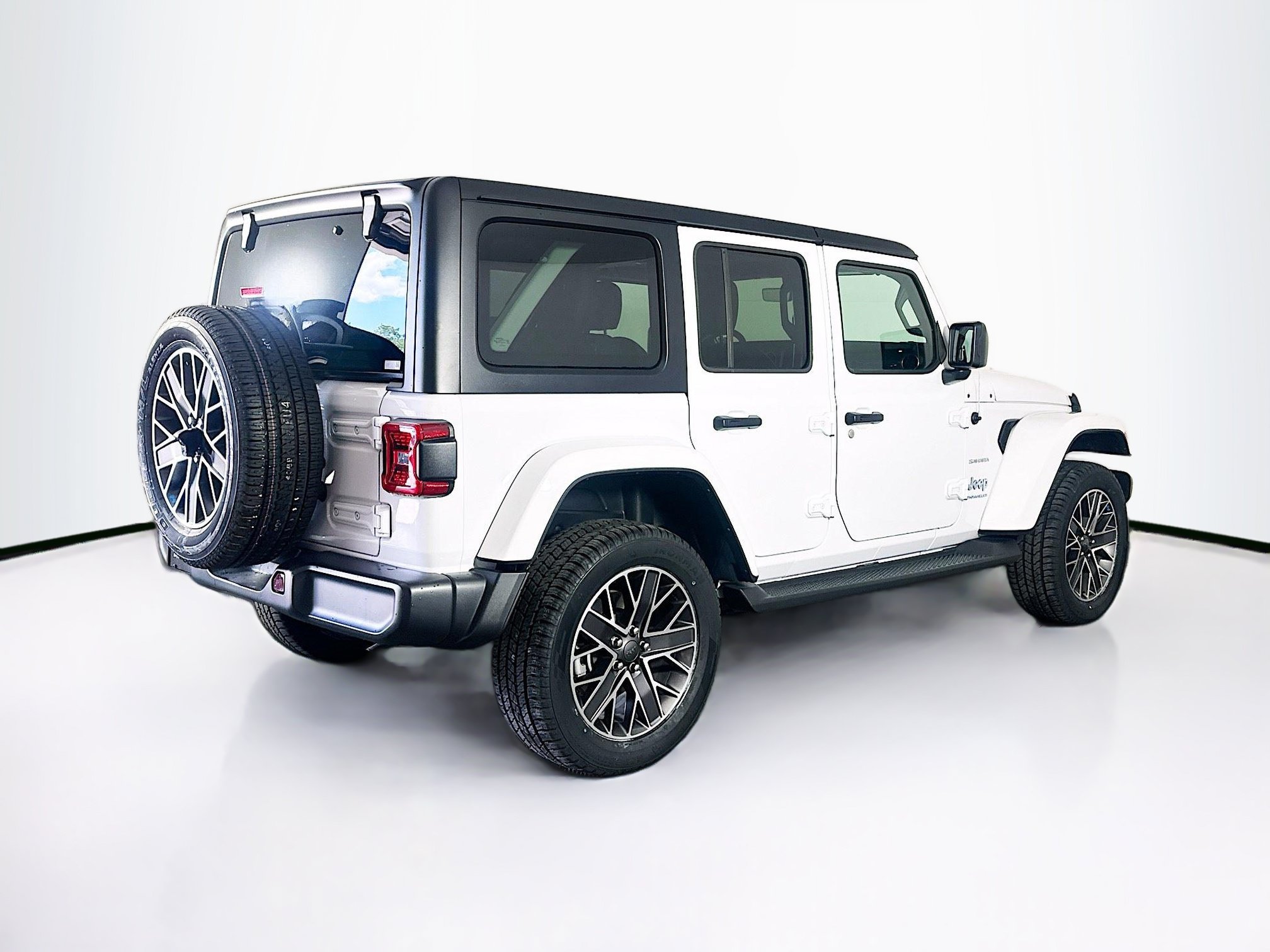 Used 2023 Jeep Wrangler Unlimited Sahara w/ Cold Weather Group AWD/4WD image 9