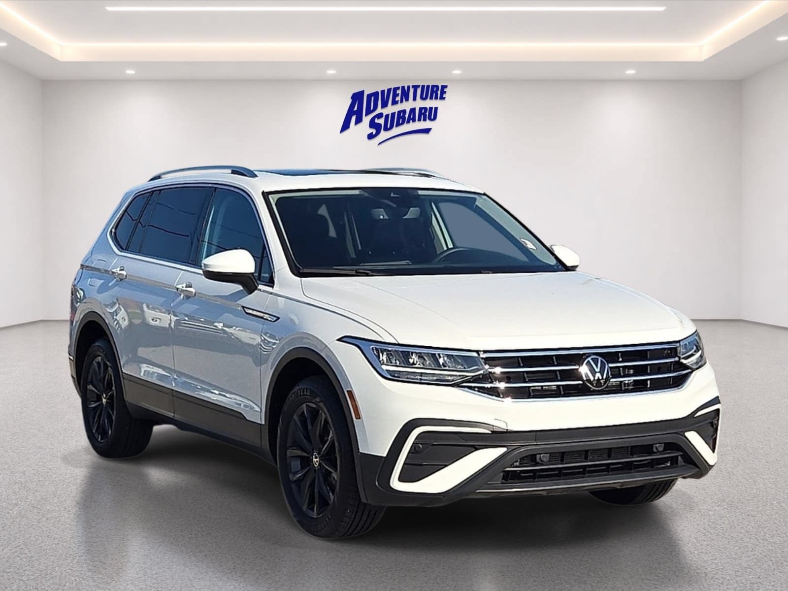 Used 2024 Volkswagen Tiguan SE w/ Panoramic Sunroof Package FWD image 1