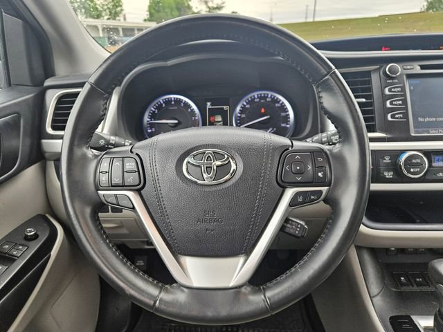 Used 2019 Toyota Highlander XLE FWD image 14