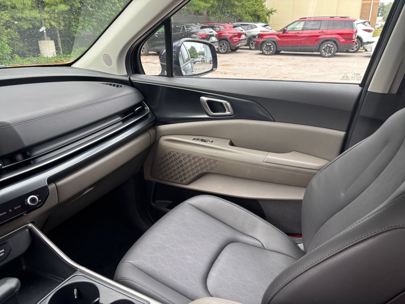 Used 2026 Kia Carnival FWD image 37