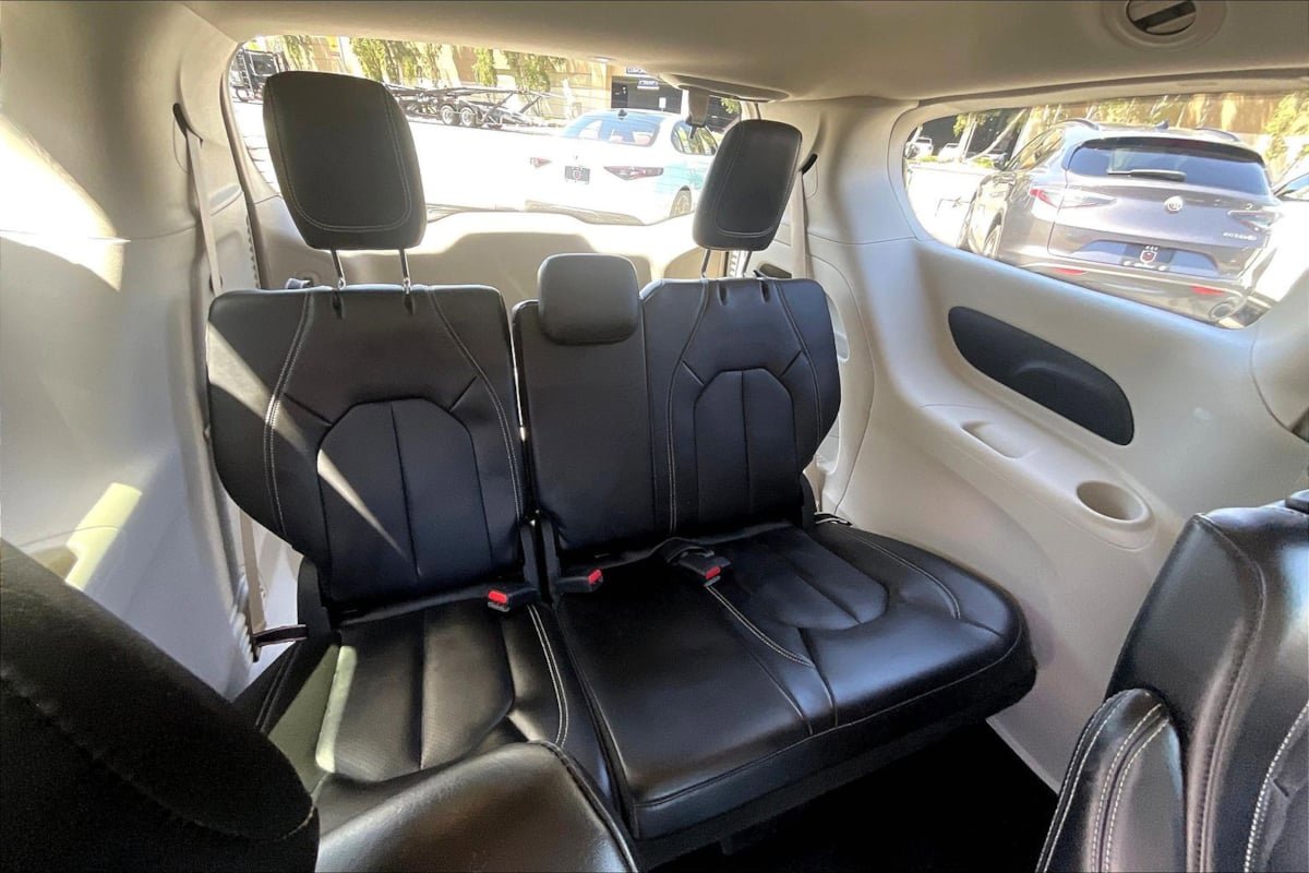 Used 2024 Chrysler Pacifica Touring-L image 25