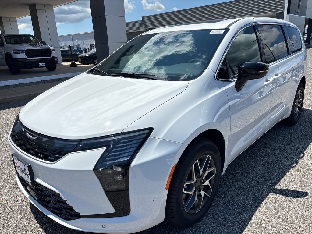 New 2027 Chrysler Pacifica Limited AWD/4WD image 5