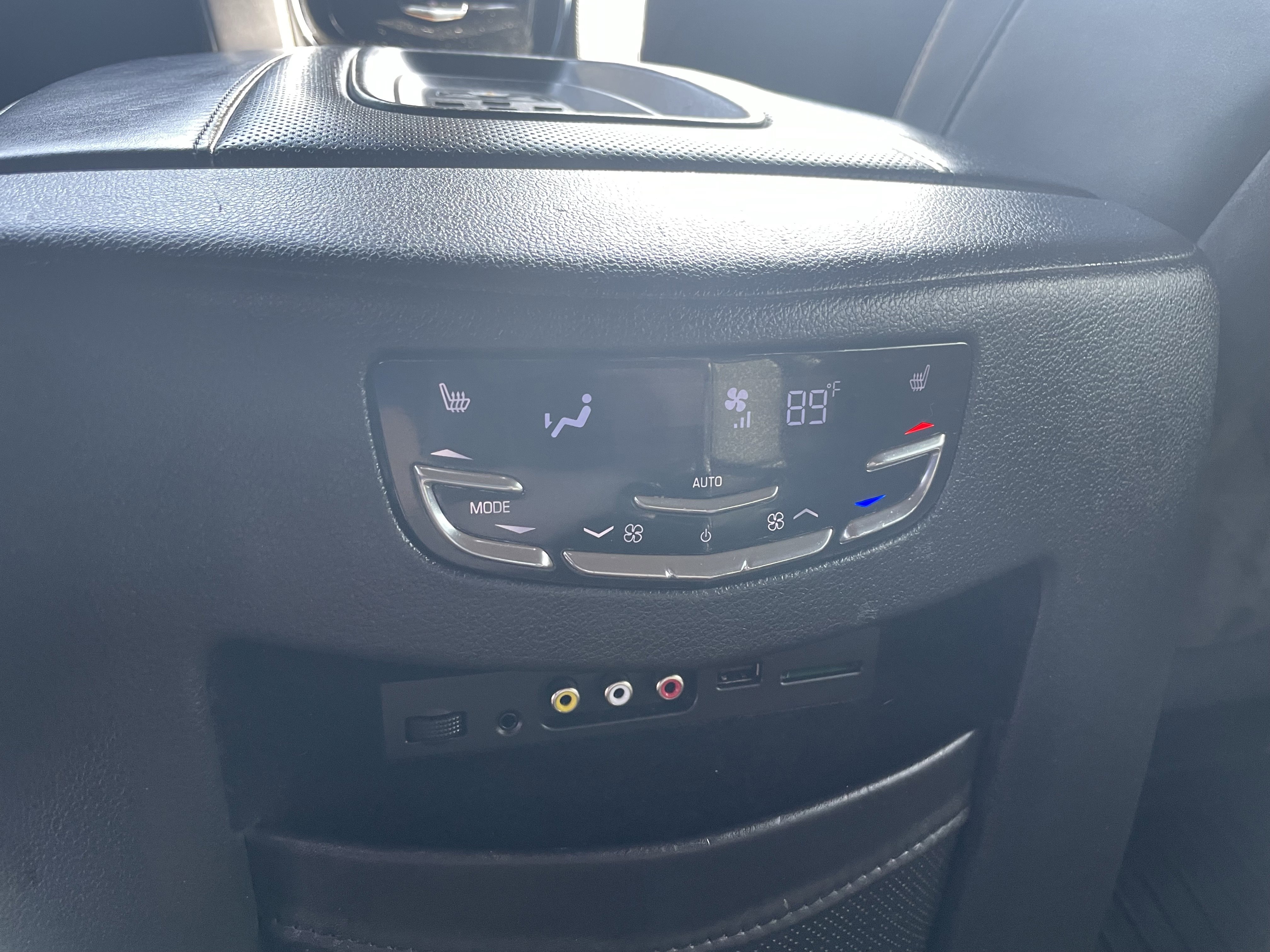 Used 2016 Cadillac Escalade Platinum image 34