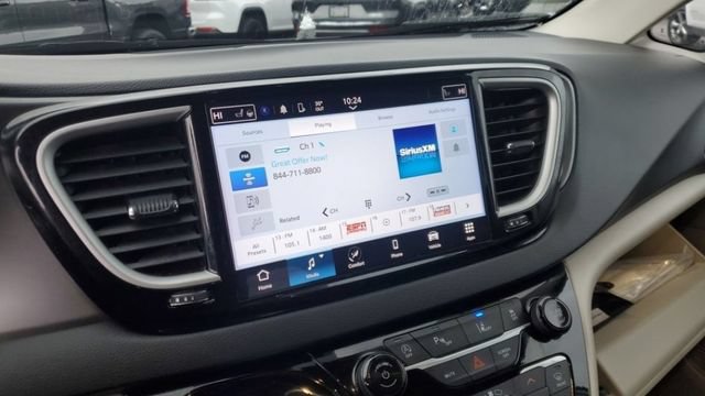 Used 2024 Chrysler Pacifica Touring-L FWD image 12