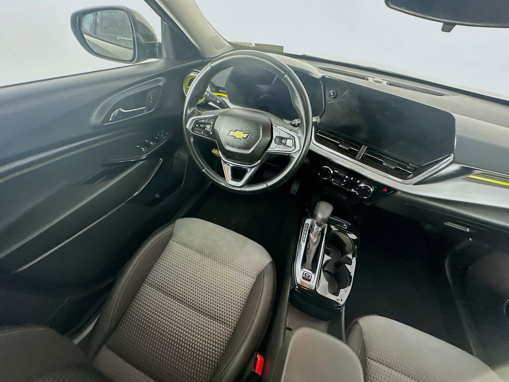 Used 2024 Chevrolet Trax LT w/ LT Convenience Package FWD image 9