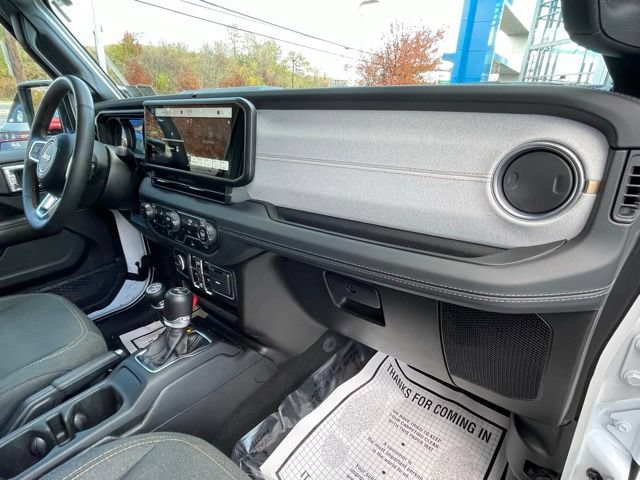 Used 2024 Jeep Wrangler Unlimited Sahara AWD/4WD image 40