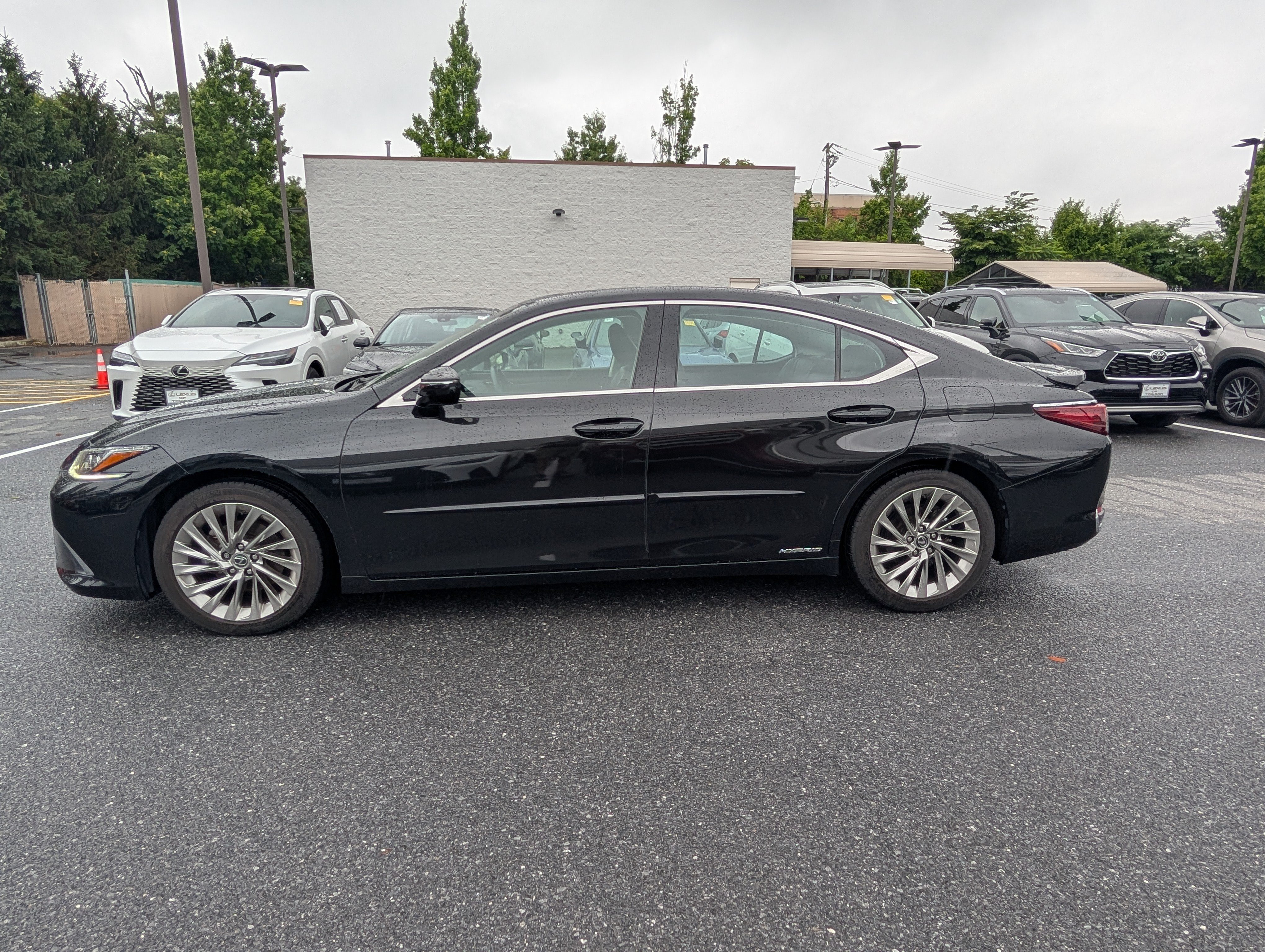 Certified 2021 Lexus ES 300h w/ Accessory Package FWD image 6