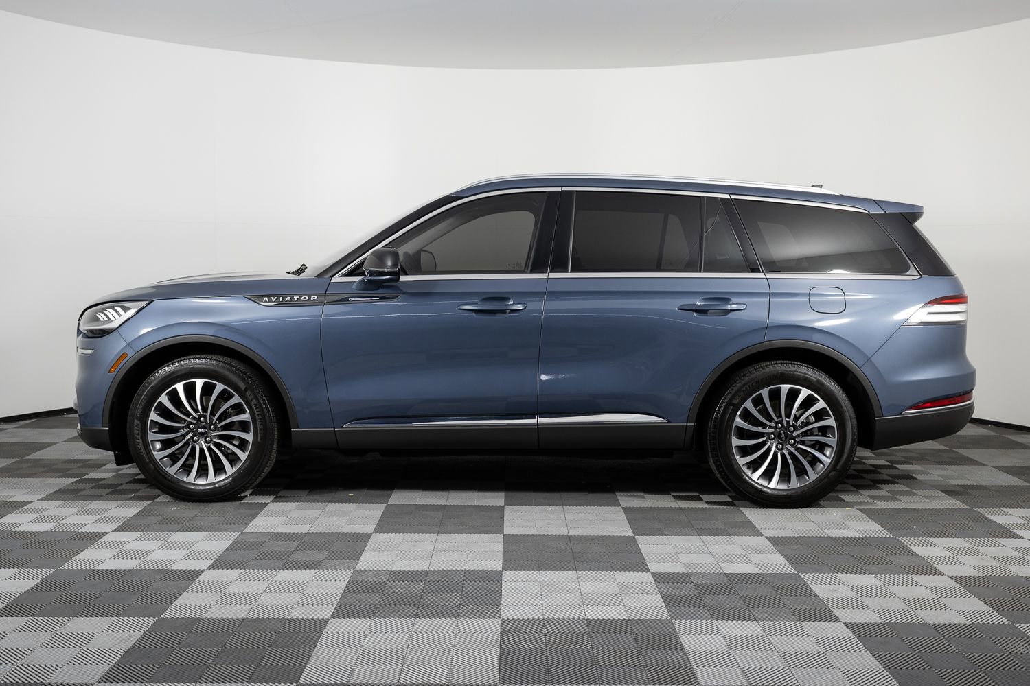 Used 2021 Lincoln Aviator Reserve w/ Class IV Trailer Tow Package image 3