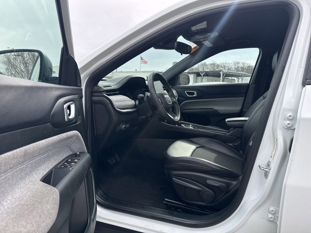 Used 2024 Jeep Compass Latitude image 14