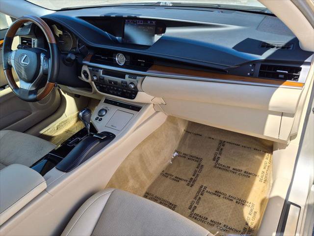 Used 2013 Lexus ES 300h w/ Luxury Pkg FWD image 27
