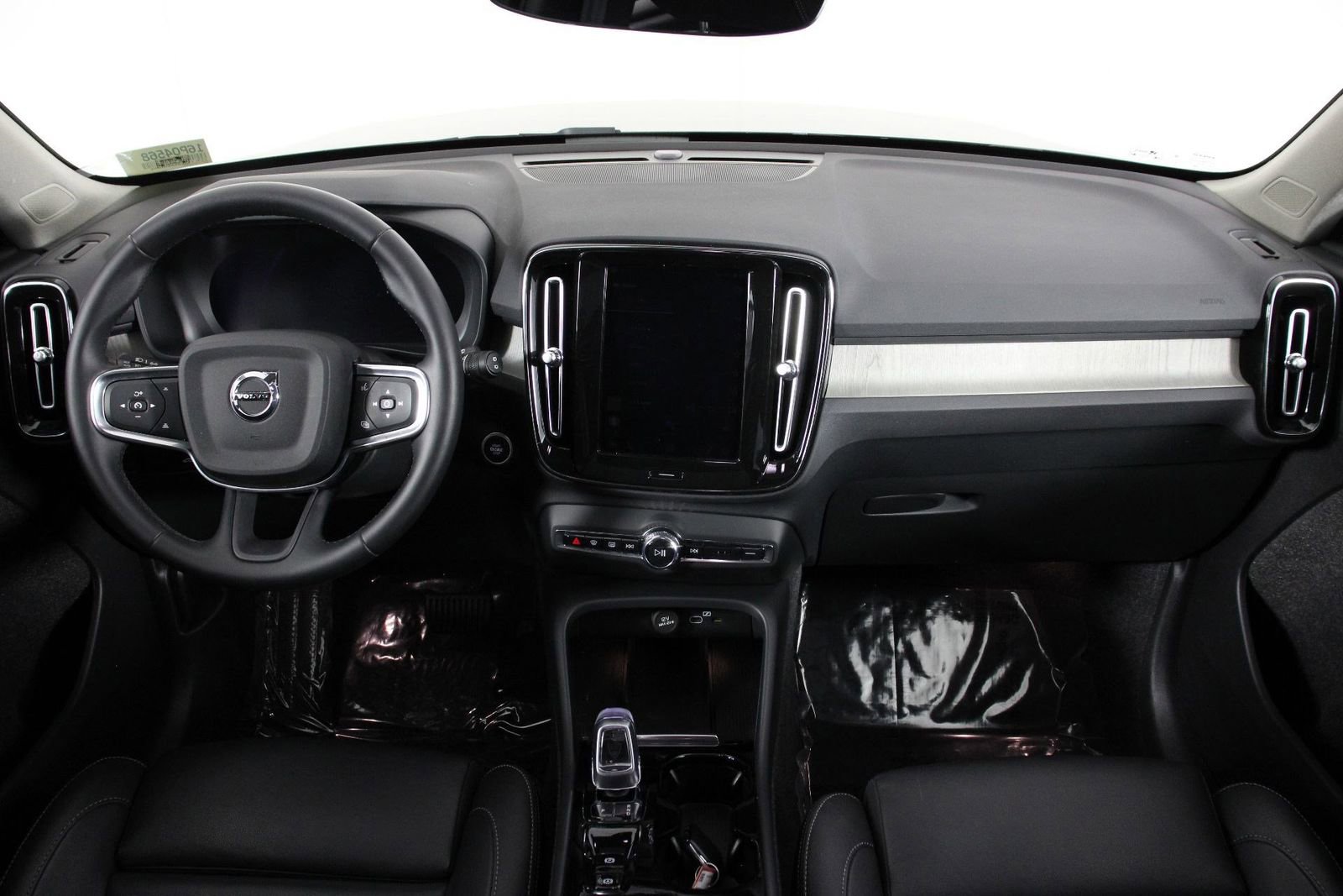 Certified 2025 Volvo XC40 B5 Plus AWD/4WD image 7