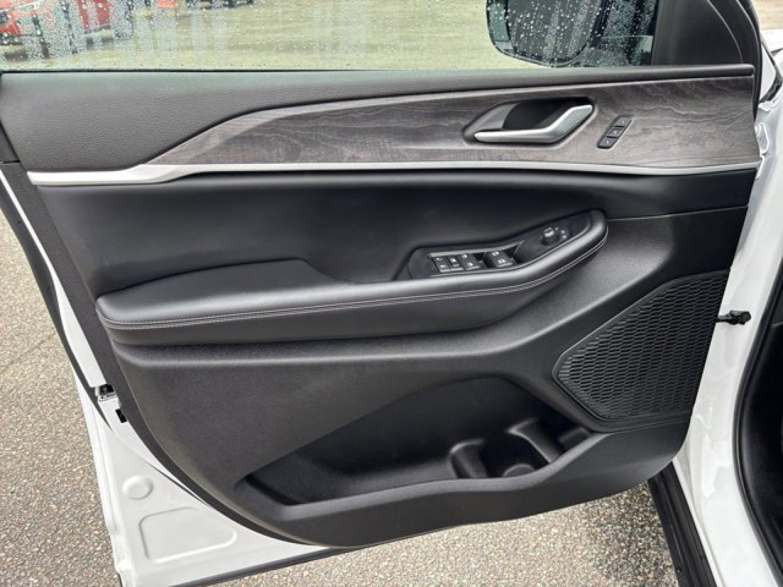 Used 2024 Jeep Grand Cherokee Limited w/ Black Appearance Package image 20