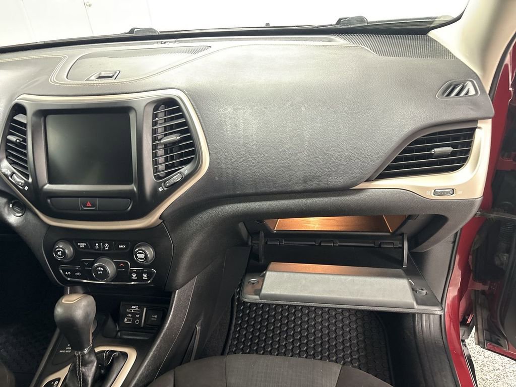 Used 2017 Jeep Cherokee Latitude w/ Cold Weather Group image 18