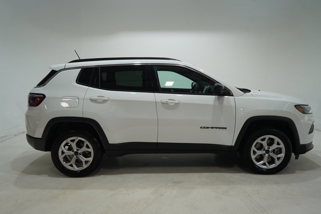Used 2025 Jeep Compass Latitude w/ Sun & Sound Group AWD/4WD image 9