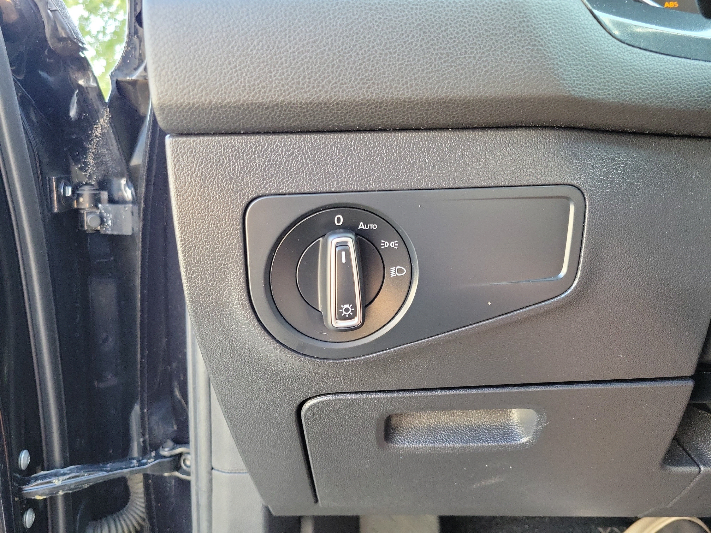 Used 2018 Volkswagen Tiguan SE w/ Panoramic Sunroof Package FWD image 12