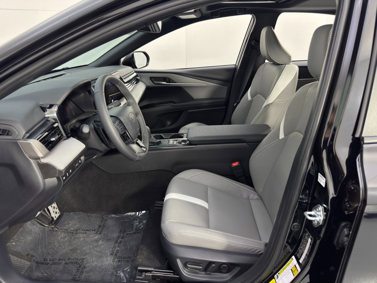 Used 2025 Toyota Camry SE w/ Convenience Package image 16