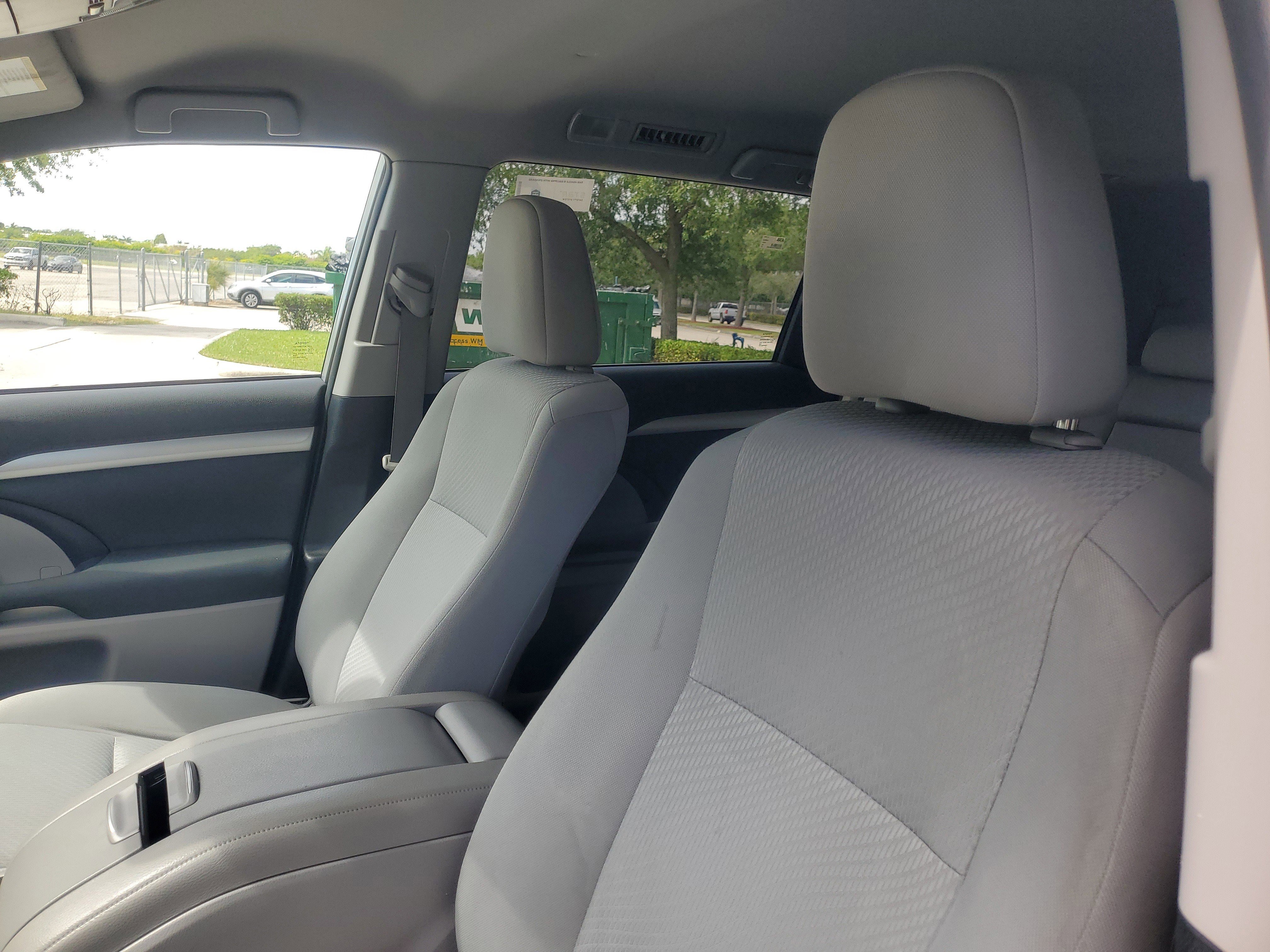 Used 2019 Toyota Highlander LE FWD image 18