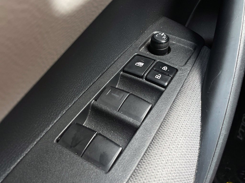 Used 2021 Toyota Corolla L FWD image 11