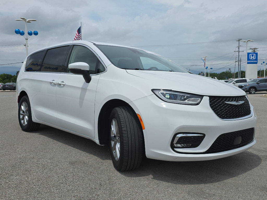Used 2023 Chrysler Pacifica Touring-L AWD/4WD image 6