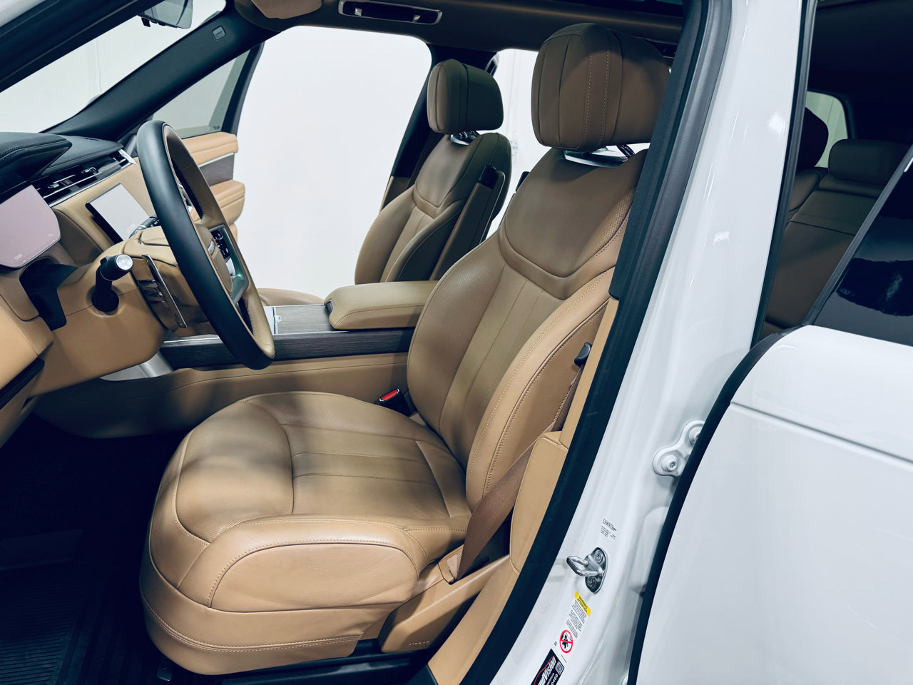 Used 2025 Land Rover Range Rover Long Wheelbase SE image 30