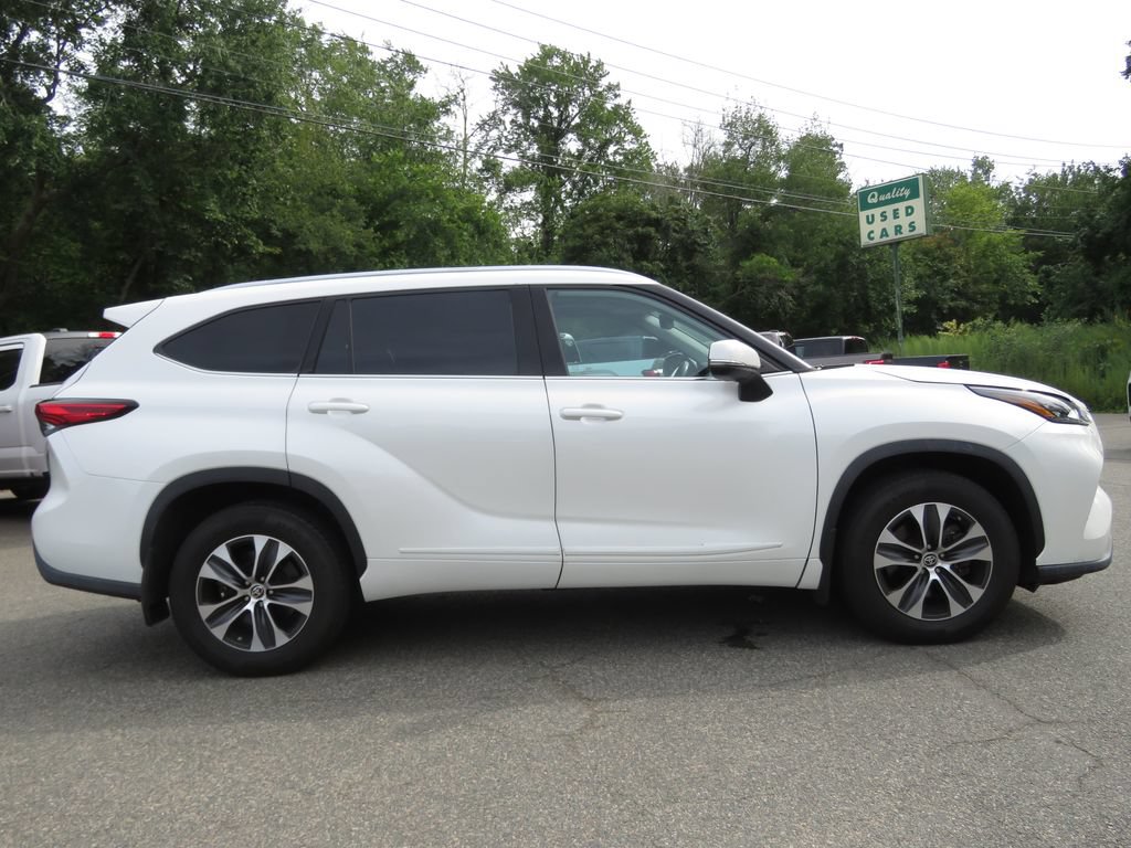 Used 2020 Toyota Highlander XLE AWD/4WD image 4