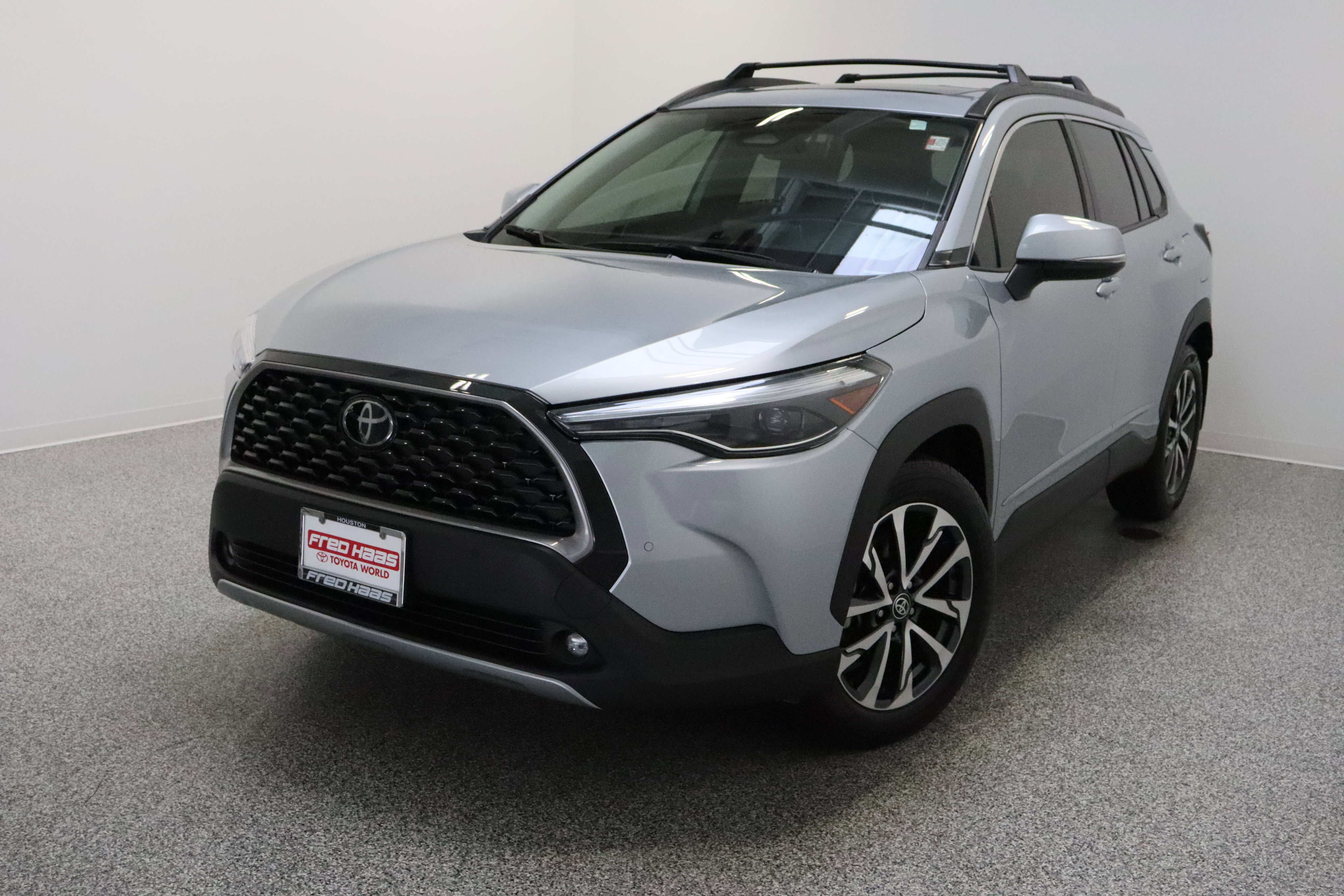 Used 2023 Toyota Corolla Cross XLE w/ Convenience Package FWD image 2