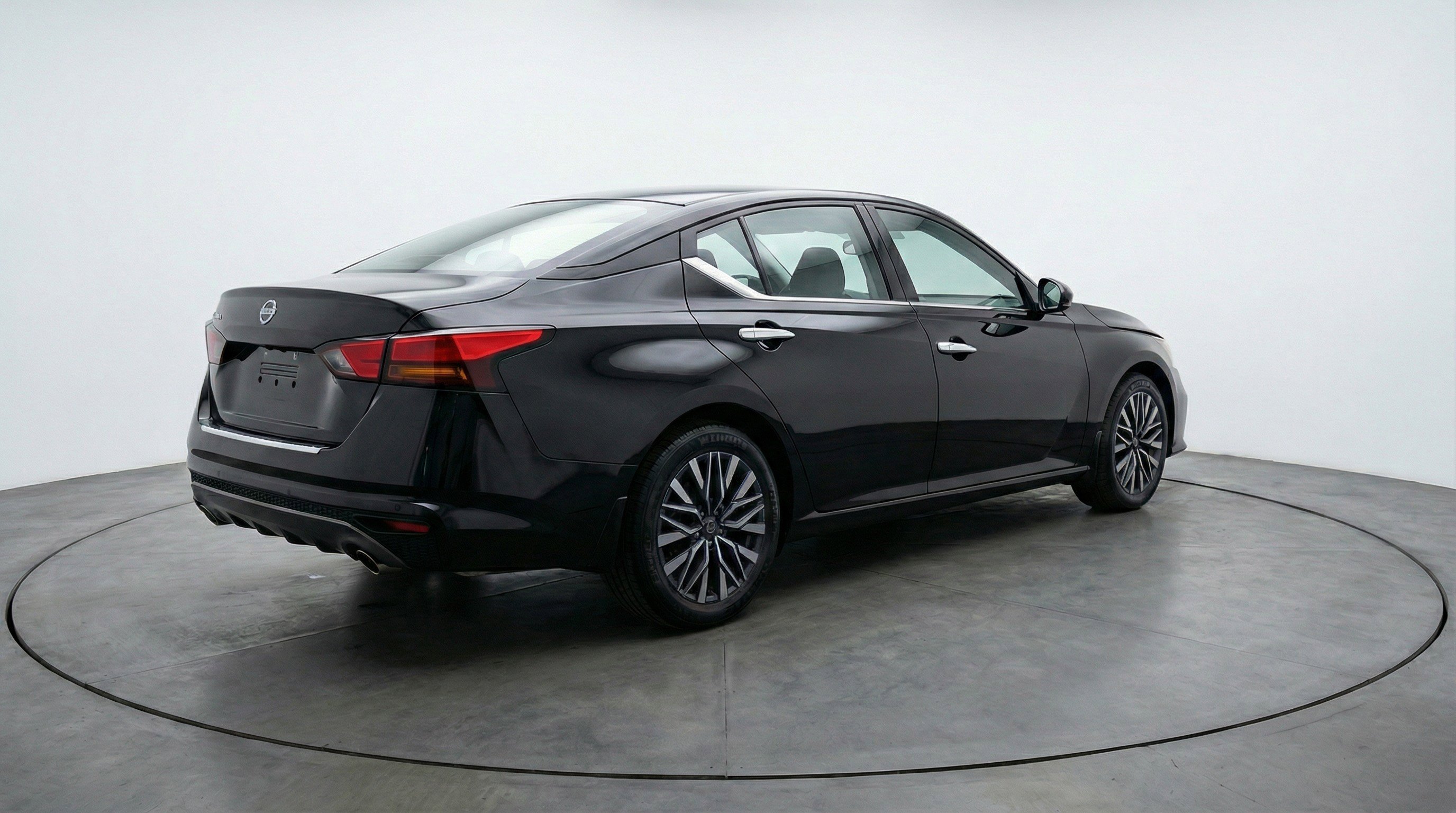 Used 2025 Nissan Altima 2.5 SV FWD image 9