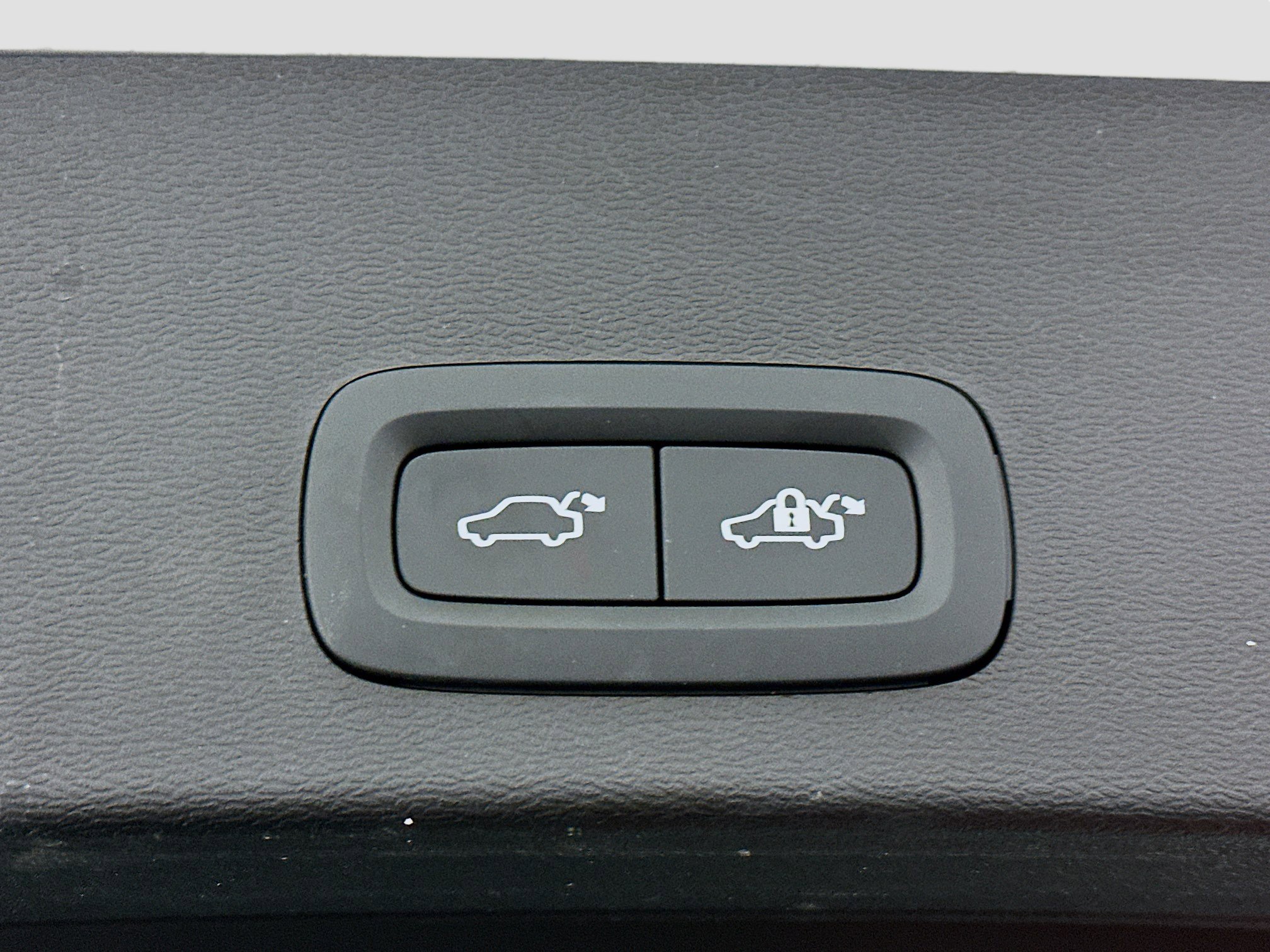 Used 2025 Volvo XC40 B5 Plus image 32