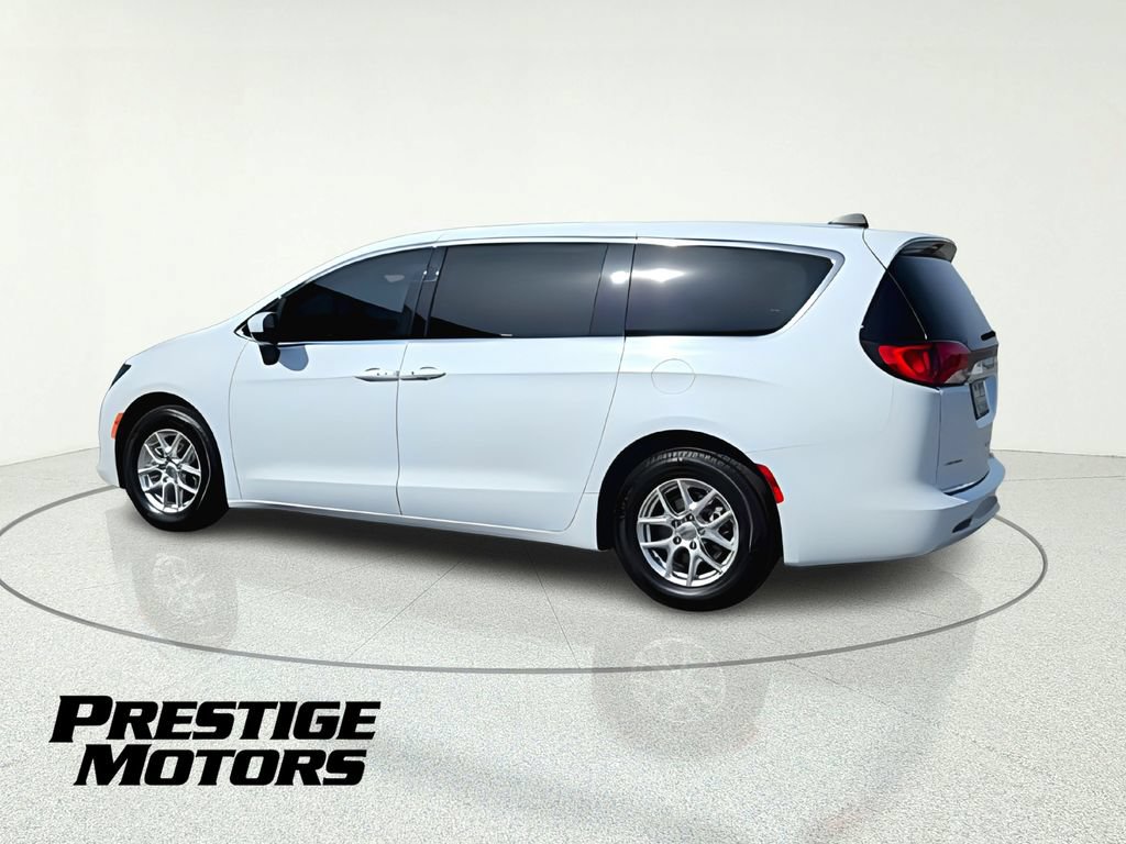 Used 2022 Chrysler Voyager LX FWD image 5