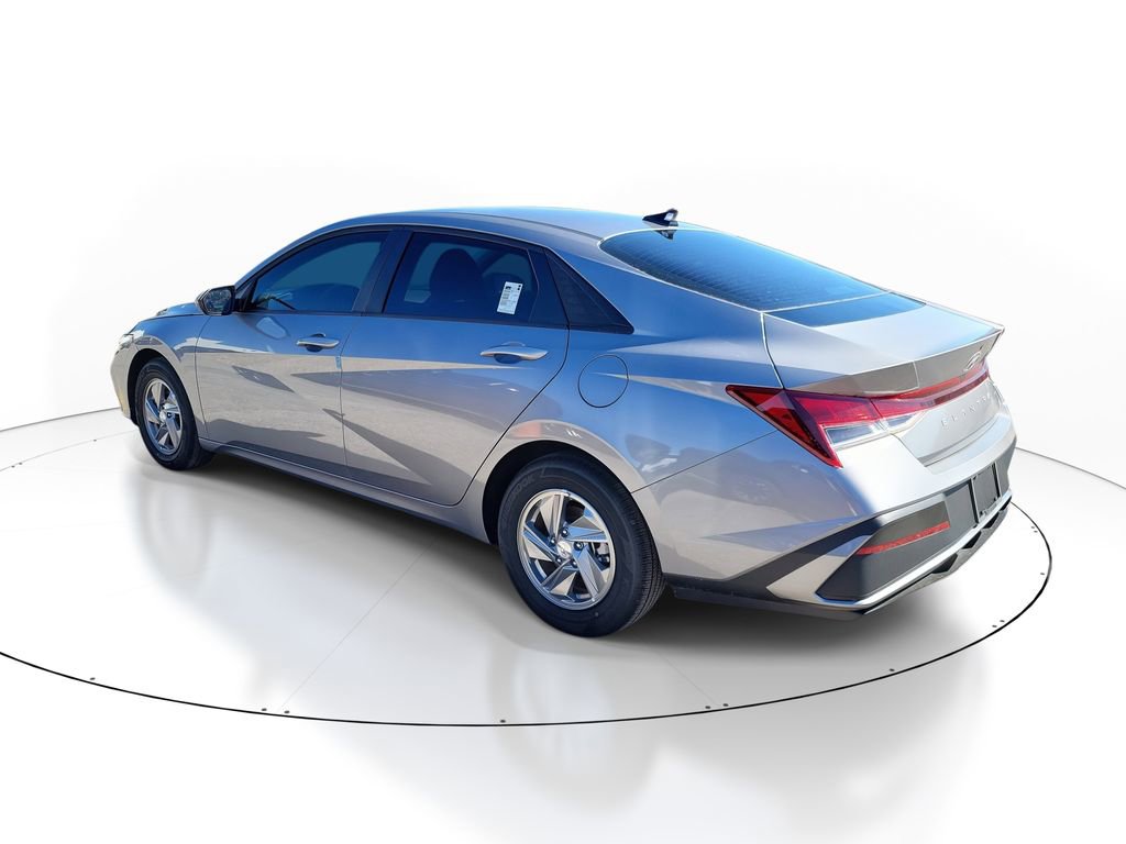 Used 2025 Hyundai Elantra SE image 3