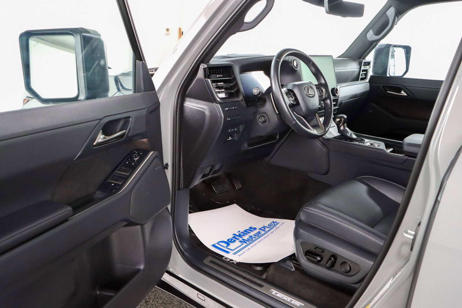 Used 2026 Lexus GX 550 w/ Accessory Package (2T) AWD/4WD image 3