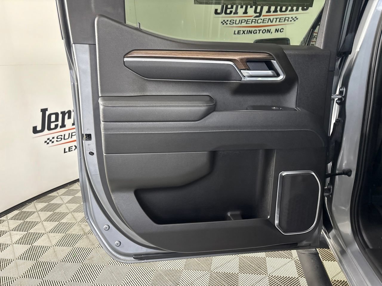 Used 2025 Chevrolet Silverado 1500 LT Trail Boss w/ Convenience Package II AWD/4WD image 20