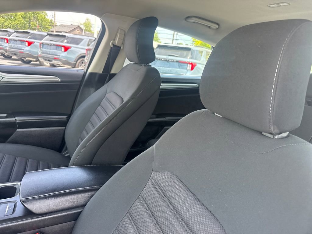 Used 2019 Ford Fusion SE FWD image 13
