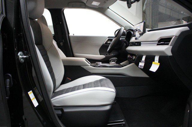 New 2025 Mitsubishi Outlander SE image 18