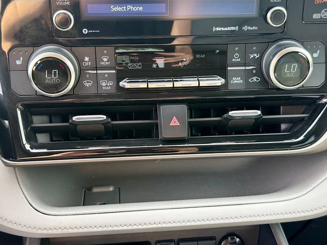 Used 2021 Toyota Highlander XLE AWD/4WD image 16