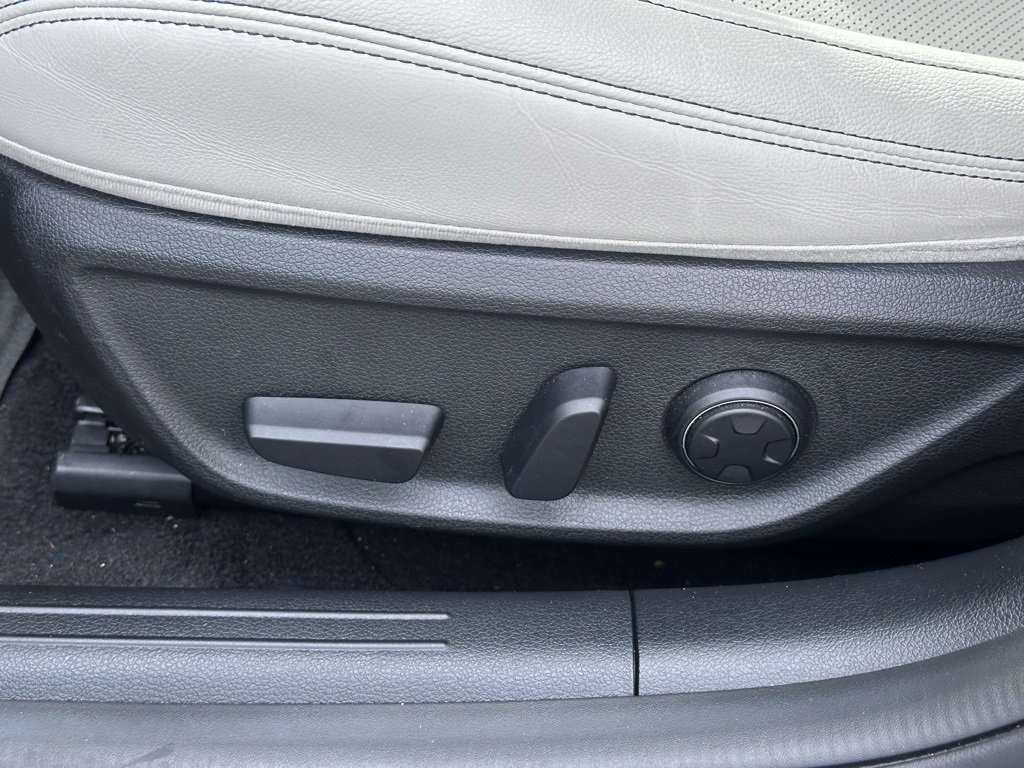 Used 2024 Genesis G70 2.5T image 15