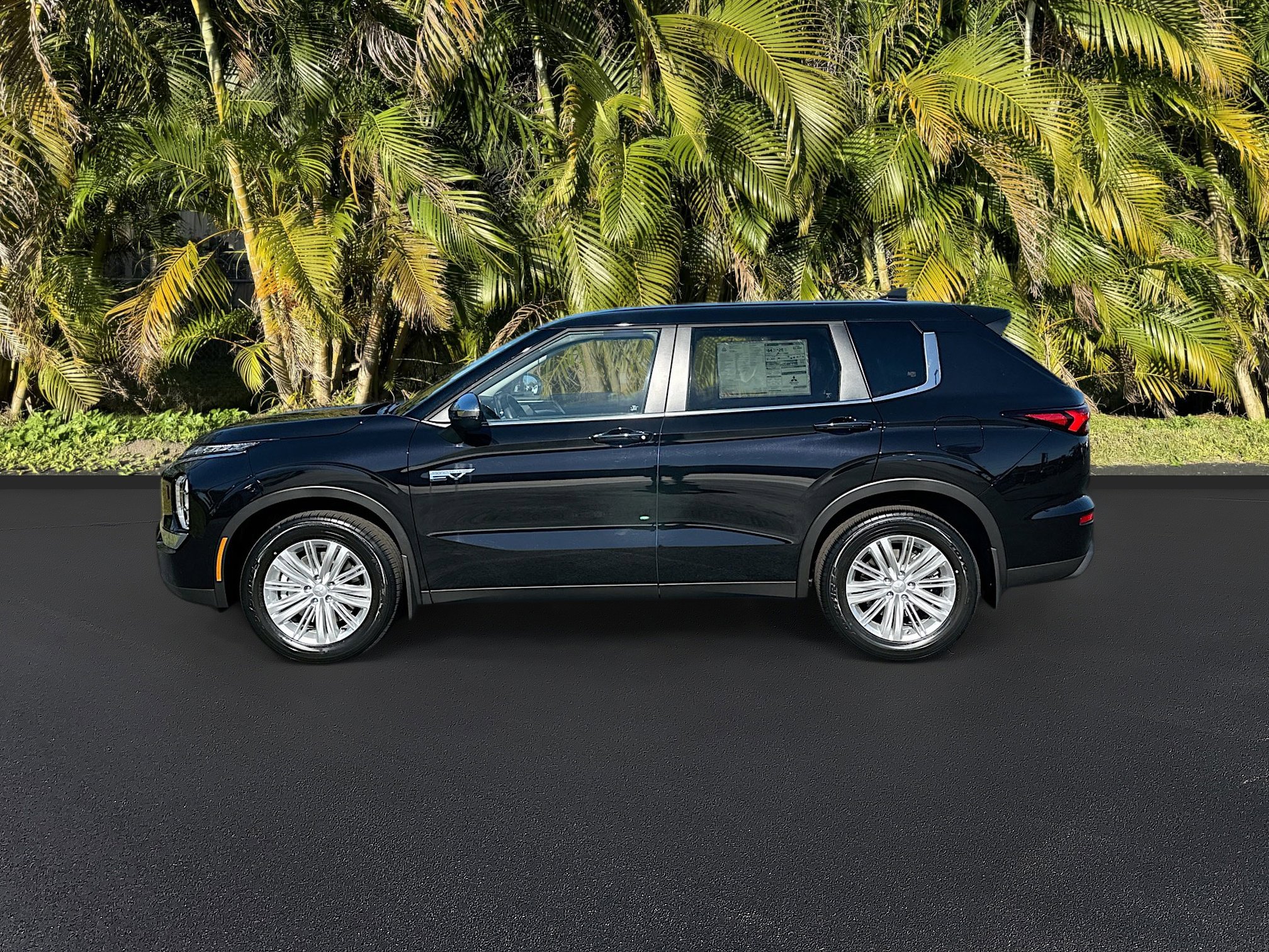 New 2025 Mitsubishi Outlander ES image 2