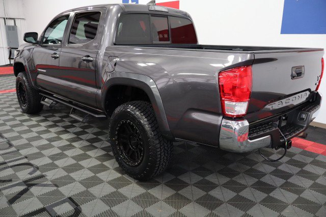 Used 2017 Toyota Tacoma SR5 w/ Tow Package RWD image 11