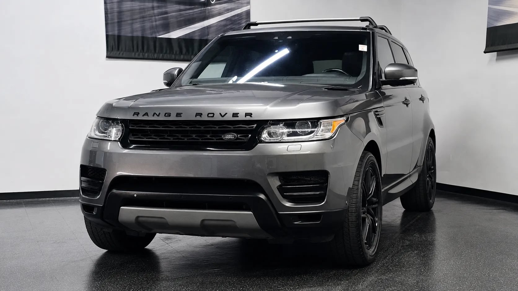 Used 2017 Land Rover Range Rover Sport SE AWD/4WD image 3