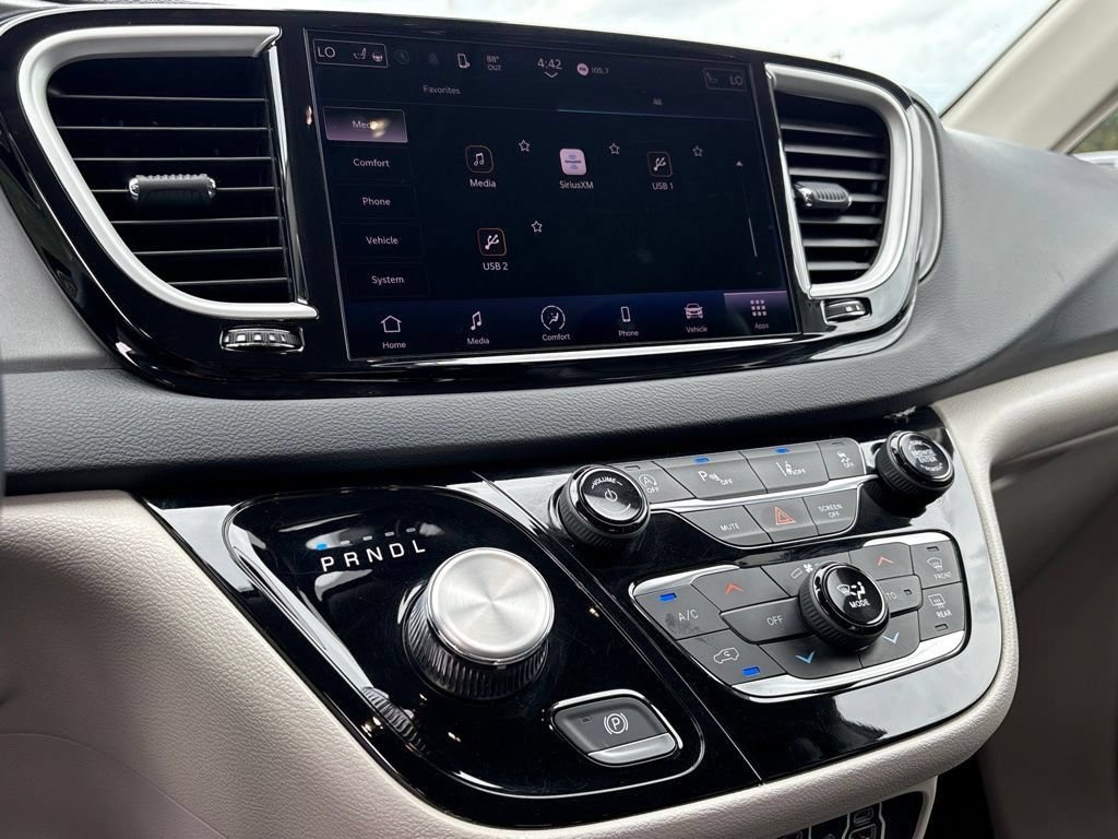 Used 2023 Chrysler Pacifica Touring-L FWD image 16
